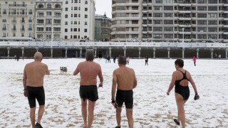 Европа остава и днес скована от сибирски студ заради който