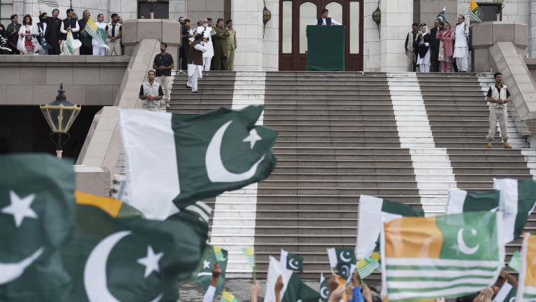 Премиерът на Пакистан Имран Хан поведе митинг в Кашмир, в