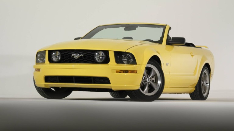 Кабриолетът Ford Mustang GT от 2005 година