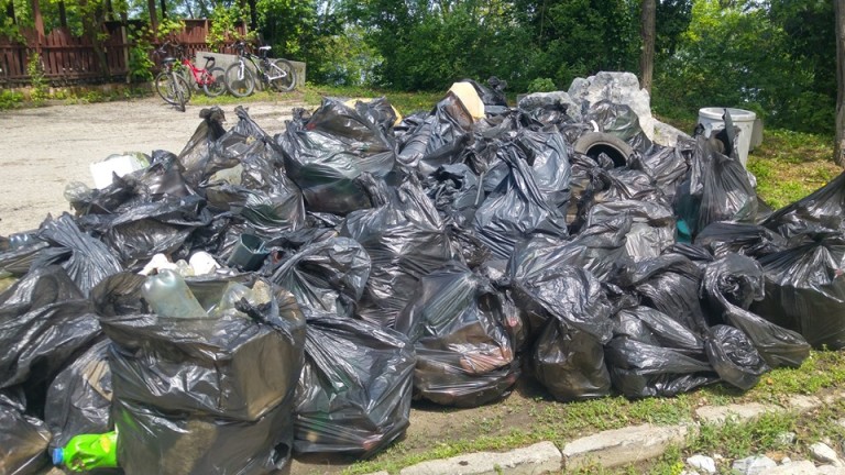 Стотици килограми боклуци с неясен произход край Луковит
