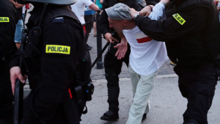 ВИДЕО: Милиционери бият като куче футболен фен 