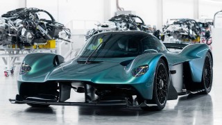 Лудият Aston Martin Valkyrie излиза на пазара