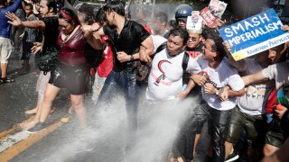 Анти-Тръмп протест посреща световните лидери в Манила