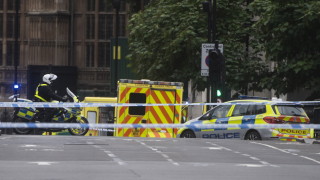 Кола се заби в британския парламент при терористична атака