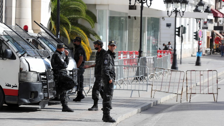 Тунизийската полиция арестува в събота стотици мигранти и конфискува лодки.
Това е