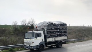 Камион разля товара си и предизвика временно ограничено движението по