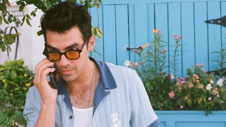 Голото селфи на Джо Джонас на рождения му ден