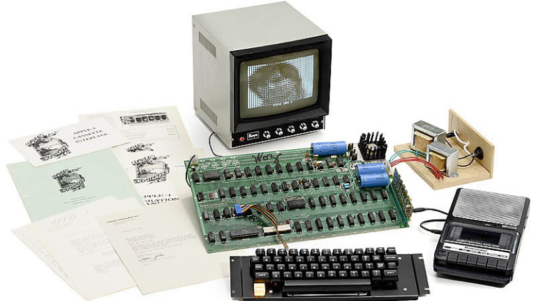 Пускат 40-годишния компютър Apple-1 на търг за £250 000 (ВИДЕО)