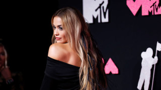 Рита Ора и преди е привличала погледите по различни червени