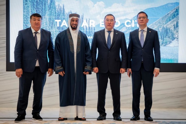 Атайбеков (вляво) на представянето на Talgar Eco City