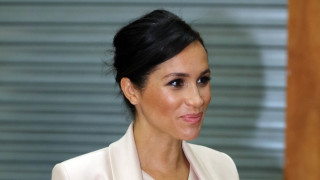 Защо Меган Маркъл не спира да гали корема си