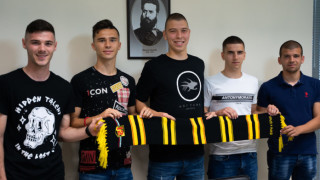 Ботев Пловдив подписа професионални договори с петима юноши на клуба