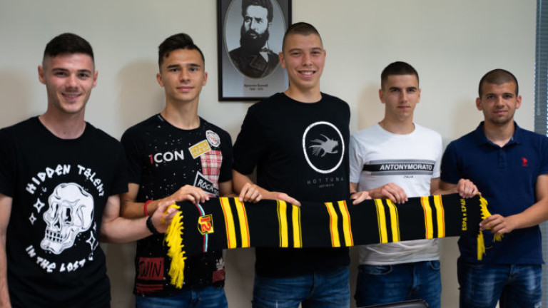 Ботев (Пловдив) подписа професионални договори с петима юноши на клуба.