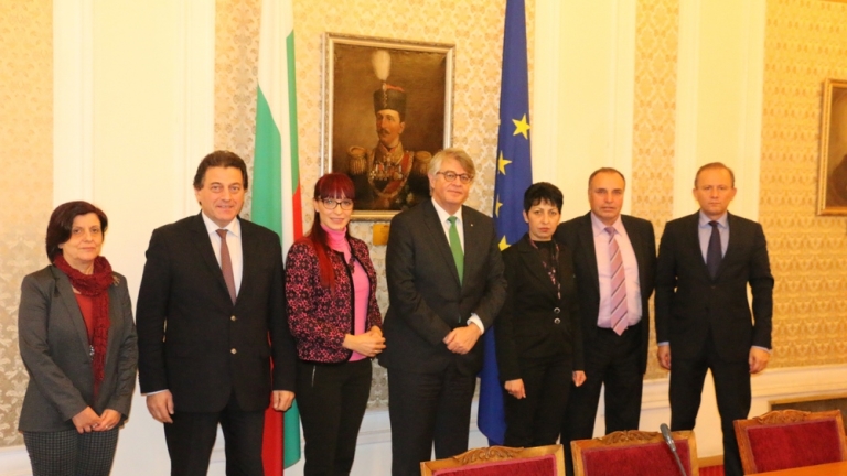 Посланикът на Гърция увери, че засега няма да има блокада на границата