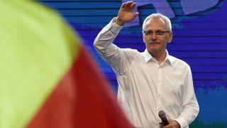 Колеги в партията на силния човек в Румъния искат да си ходи