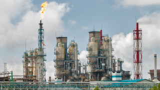 Бензинът в САЩ поевтинява вече седем седмици подред като средната