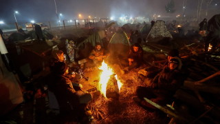 Стотици иракчани които лагеруваха в продължение на седмици на границите