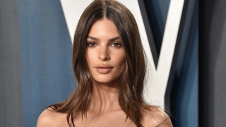 Емили Ратайковски позира по бански с бременно коремче