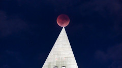 Пълното лунно затъмнение създаде рядка супер кървава луна