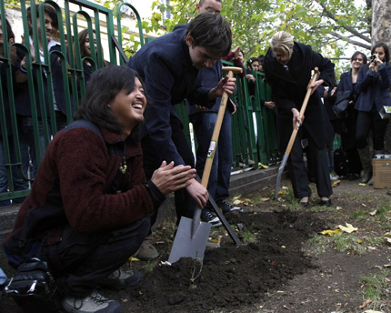 Японец, който обикаля света, ни пожела мир 