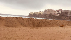 Диги от пясък отново се издигат на плажа в Слънчев бряг