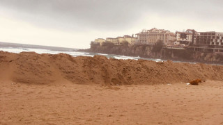 Диги от пясък отново се издигат на плажа в Слънчев бряг