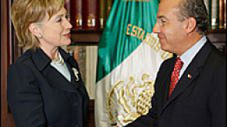 Клинтън: САЩ дели с Мексико вината за наркотрафика