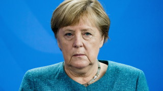 Отиващият си германски канцлер Ангела Меркел се дистанцира от финансовия