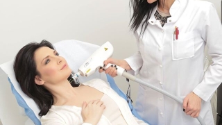 Жени Калканджиева издаде къде опъва бръчки