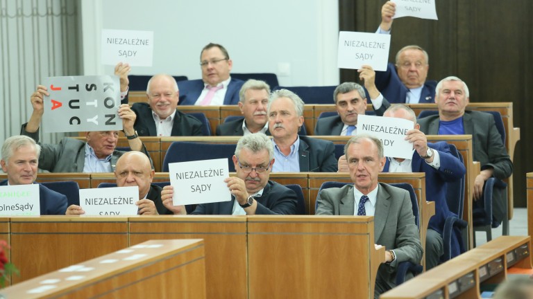 Полша прие спорни промени в съда