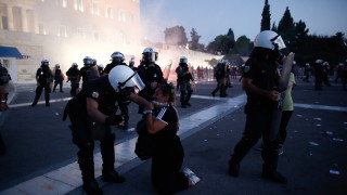Протести в Гърция, след като правителството изисква всички медици да бъдат ваксинирани