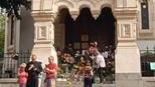 С молитва протест граждани се сбогуваха с Руската църква Свети Николай