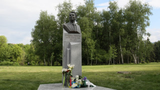 СДС - София обвини комунисти носталгици за поругаването на паметника на Рейгън