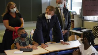 Френският президент Еманюел Макрон обеща милиони за справяне с престъпността