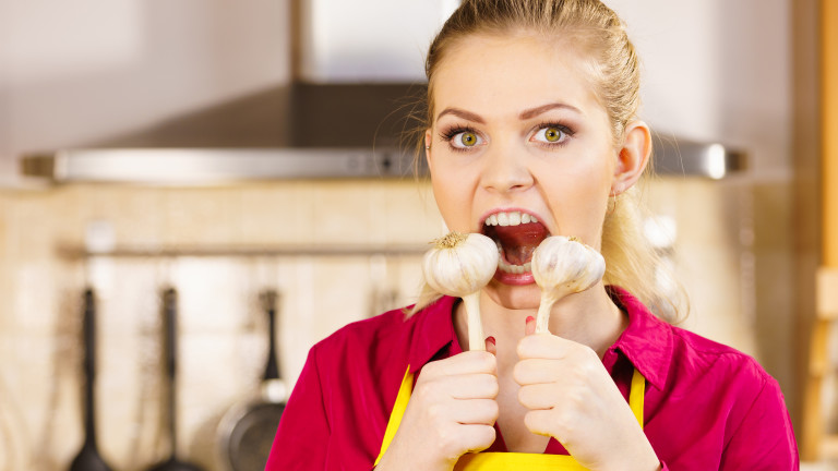 Как най-лесно да премахнем чесновия дъх