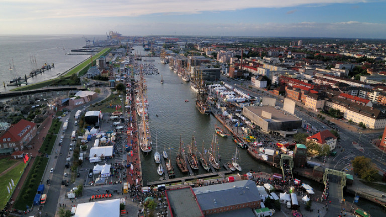 Четвъртото най-голямо контейнерно пристанище в Европа е задръстено от автомобили