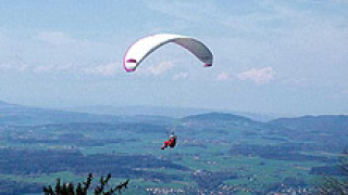 Сбъднаха мечтата на инвалид да скочи с парашут 
