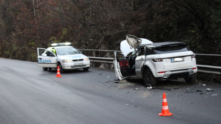 Трима души пострадаха при катастрофа между три автомобила на пътя