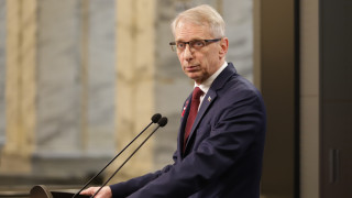 Премиерът Николай Денков и вицепремиерът Мария Габриел дойдоха в Народното