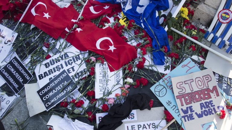 16 души са с обвинения за атентата в Истанбул