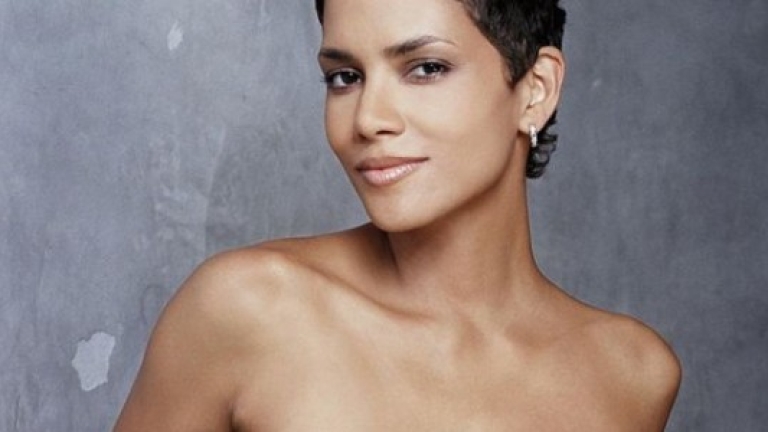 Холи Бери направи премиера в социалните медии с разголена снимка