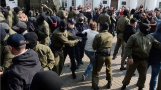 Над 400 са задържаните на протестите в Минск предаде Би