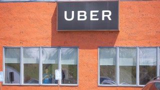 Uber съкращава 400 служители
