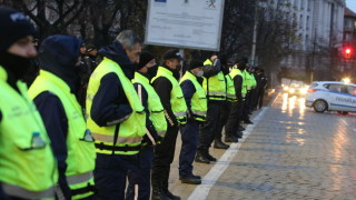 Около стотина души излязоха на протест пред паметника на Цар