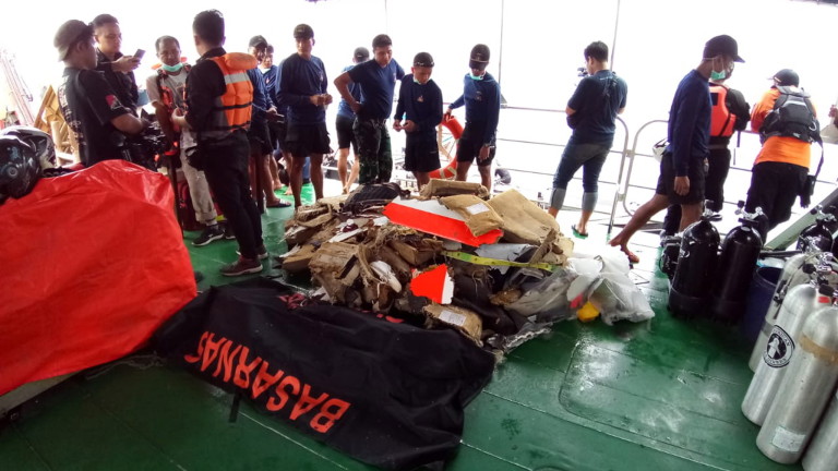 Индонезийски спасители откриха многобройни човешки останки на мястото на катастрофиралия