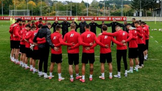 Преди началото на днешната тренировка на ЦСКА футболистите отдадоха почит