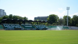 Стадион Тича във Варна светна днес сутринта Работата около осветлението