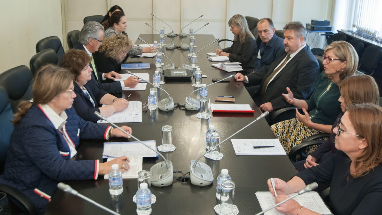 Захариева инициира среща по повод проблеми с консулските служби 