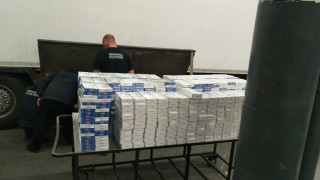 Задържаха над 50 000 контрабандни цигари в тайници на камиони