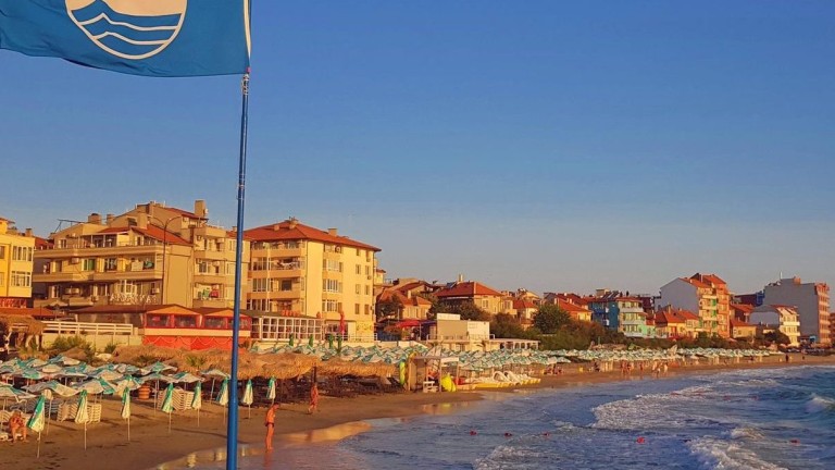Община Поморие оспорва в съда решение на КЗК за плажа